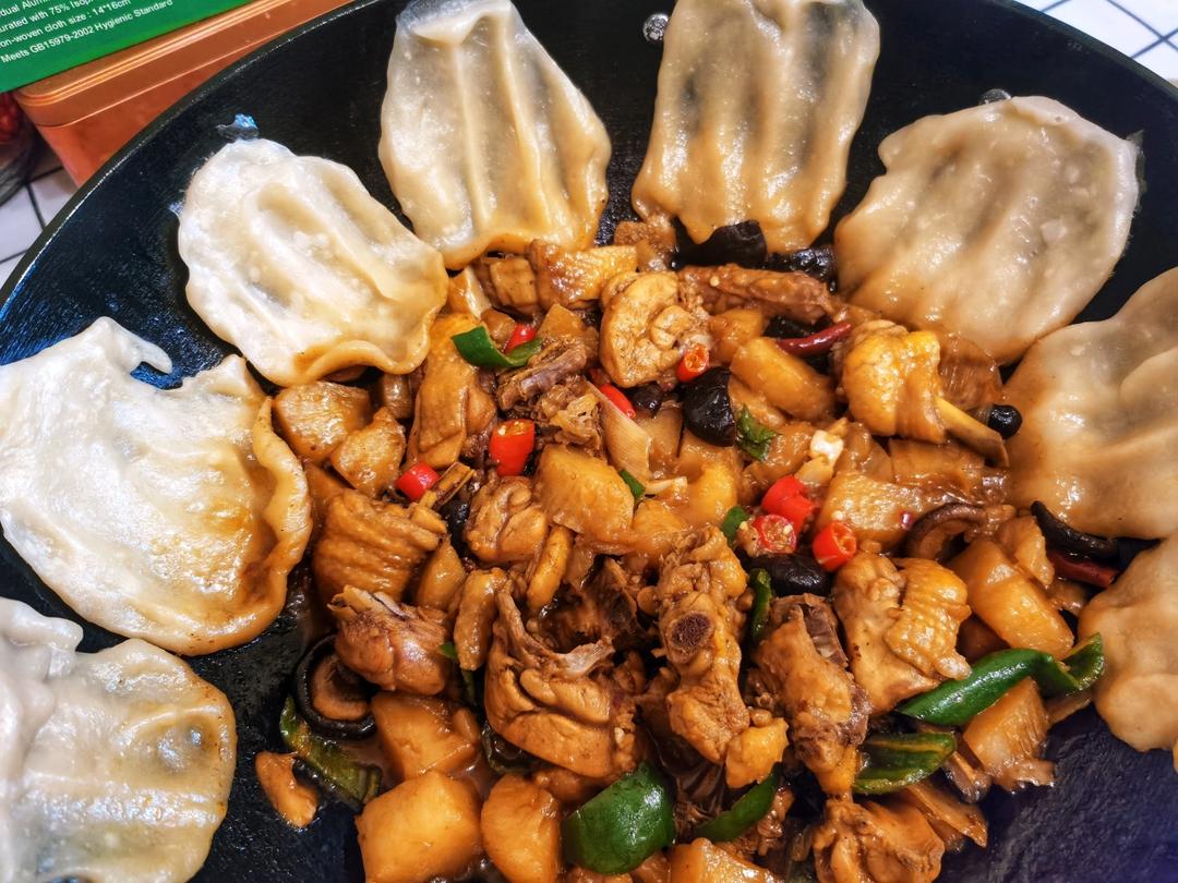 地锅鸡，教你贴饼子好吃的小技巧~