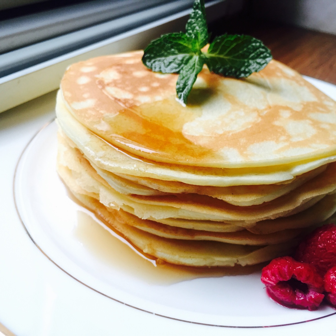 【酸奶松饼yogurt pancake】，搭上黑莓果酱和枫糖的美味。