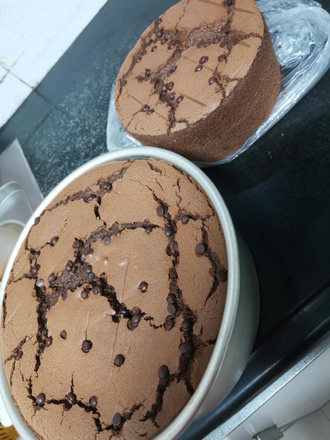 巧克力戚风蛋糕。风味浓郁不消泡，超详细做法