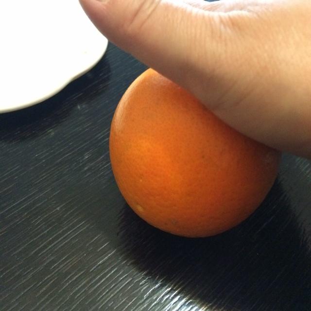谁都可以学会的快速手剥橙子的做法 步骤2