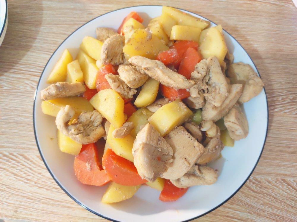 快手午餐，鸡胸肉炒土豆胡萝卜