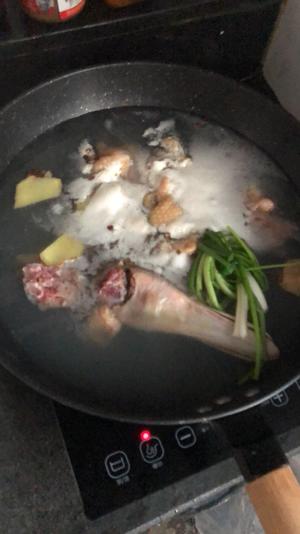 冬日必备·电饭煲鸭子炖萝卜的做法 步骤1