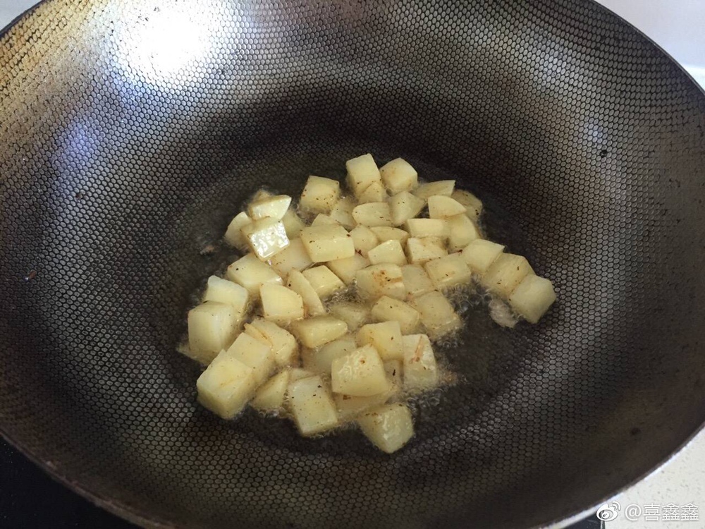 闺蜜最爱吃的咖喱土豆鸡丁盖浇饭的做法 步骤2