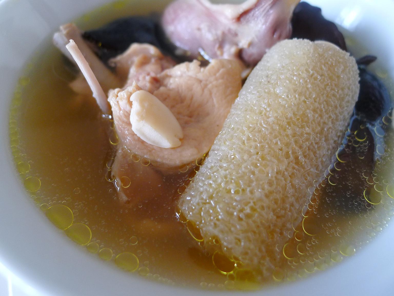 姬松茸竹荪菌菇鸡汤