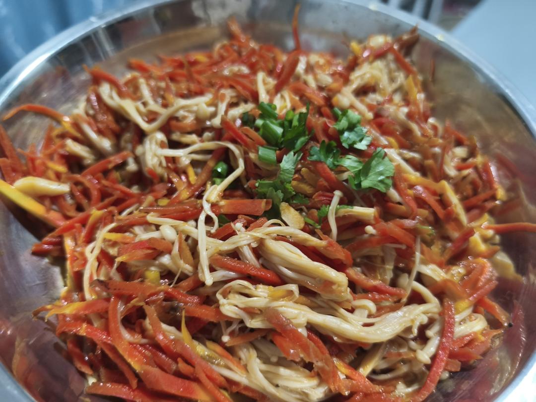 胡萝卜炒金针菇（简单的美味）