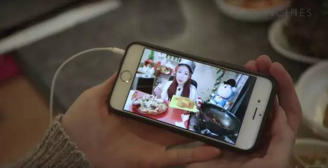 看别人直播吃饭，这正常吗？