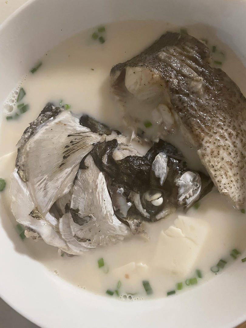 鱼头汤（鱼头豆腐时蔬汤、味鲜汤白有窍门)