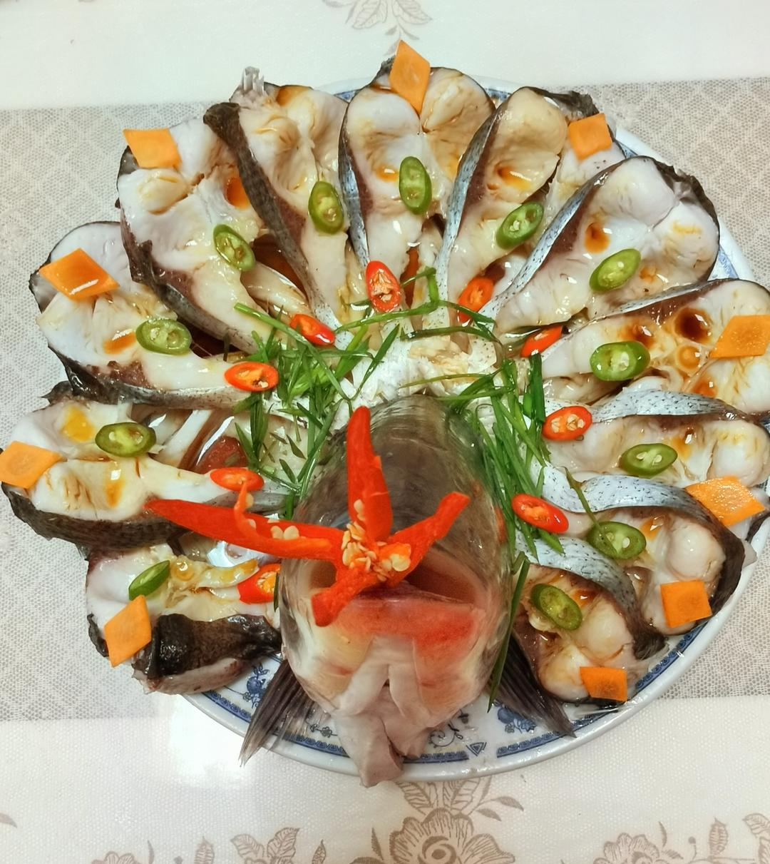 “孔雀开屏”最爱鲈鱼美