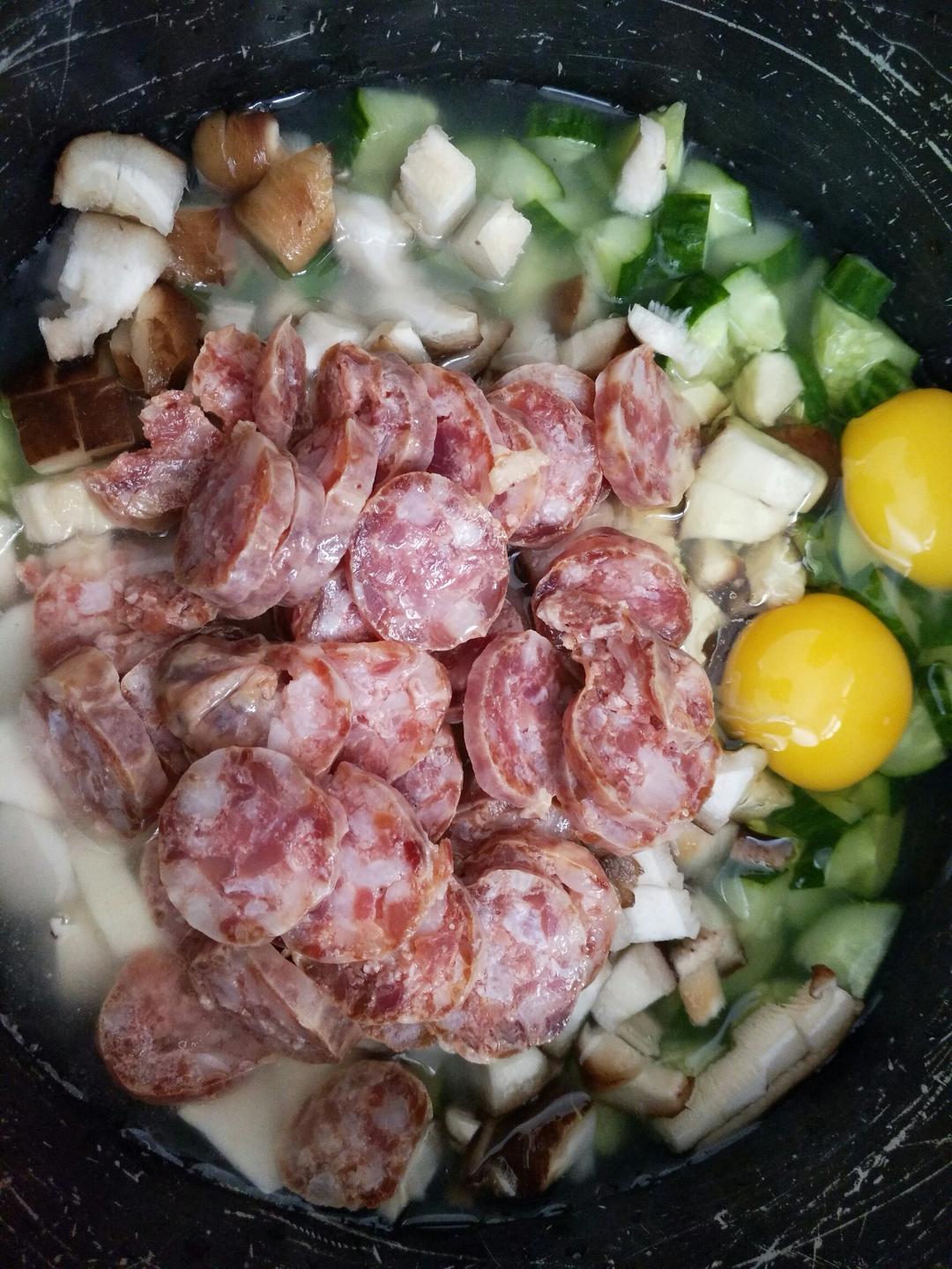 超快手的电饭锅腊肠焖饭