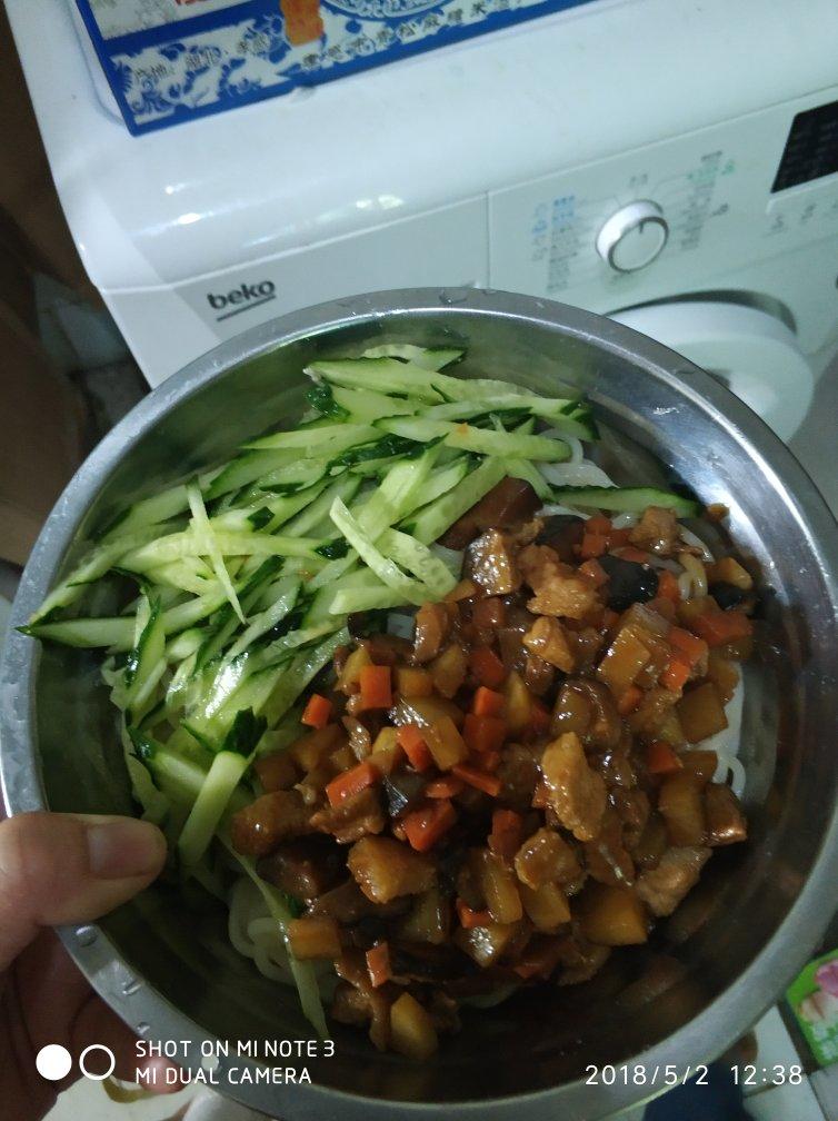 家庭简单杂酱面拌面