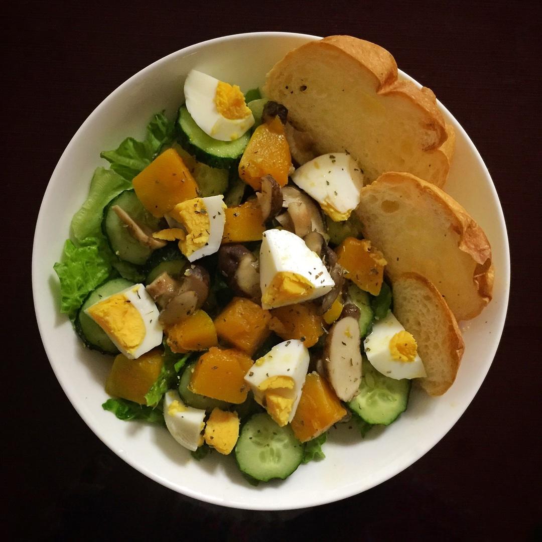 生菜南瓜香菇鸡蛋香草沙拉