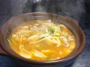 酸汤金针菇肉片剪面豆芽汤的做法 步骤10