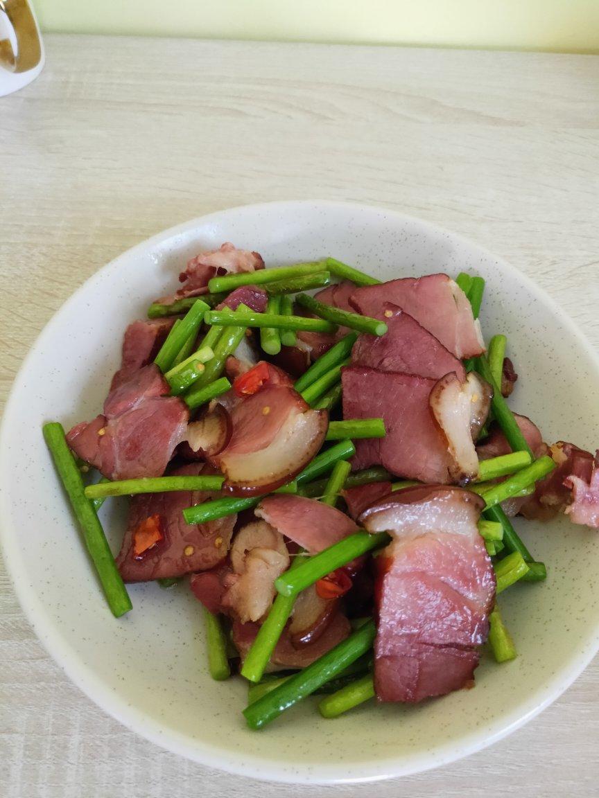 腊肉炒蒜苔，超级简单的快手菜，荤素搭配，也算硬菜一道，下饭菜