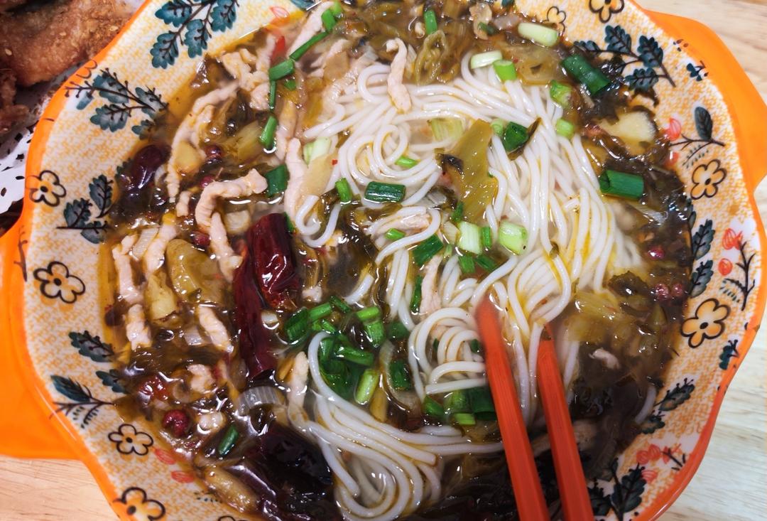 （朋友说超越肖氏米线）琳哥的酸菜肉丝米线