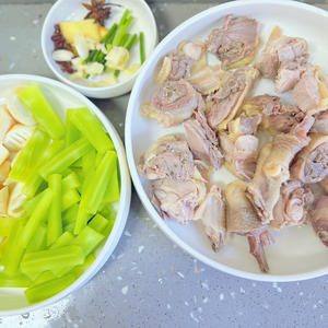 竹笋莴苣咸鸡煲的做法 步骤3