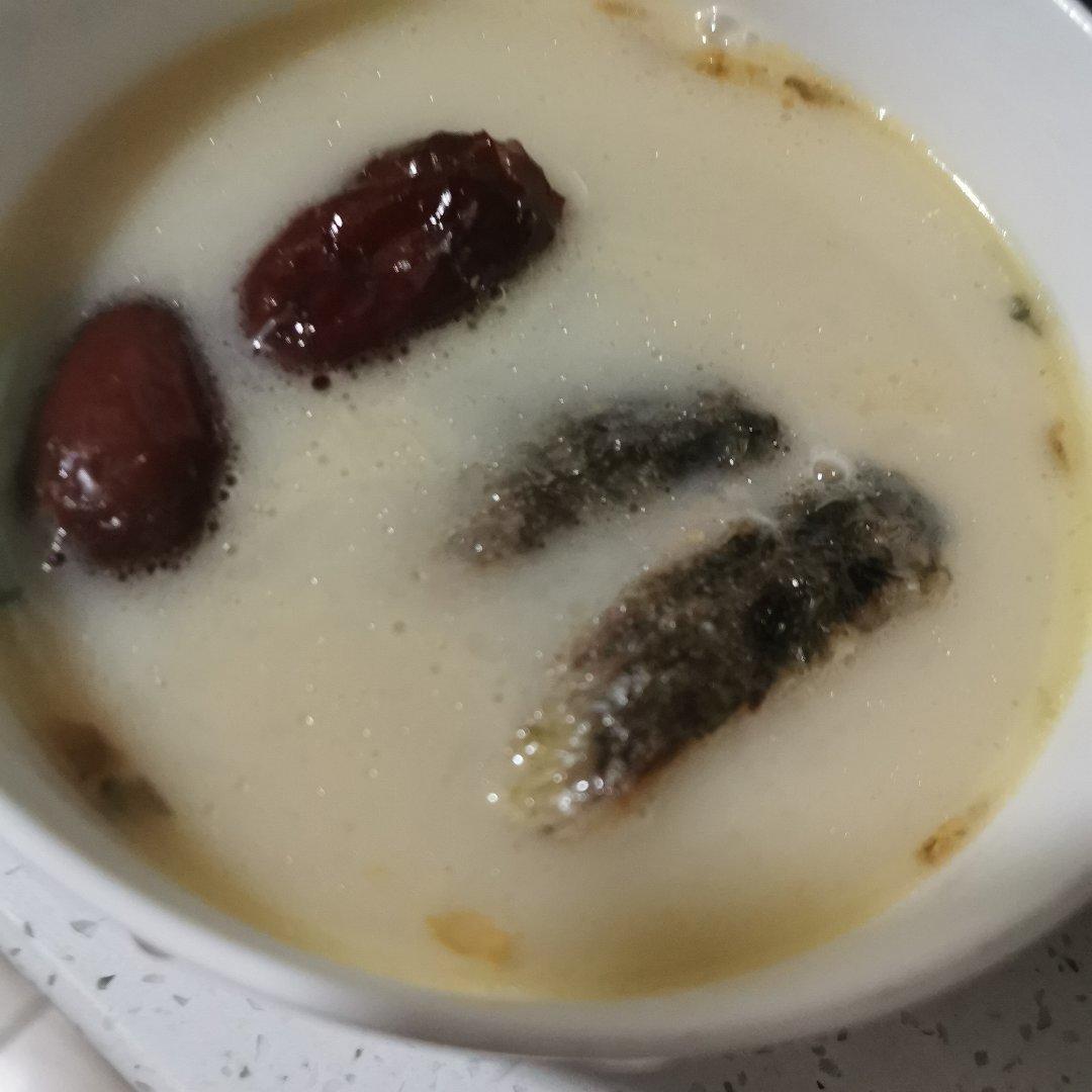 香浓乳白的红枣鲫鱼汤（附做出浓郁奶白鲫鱼汤的几个重点）