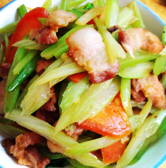 伴与久-做的芹菜炒肉片