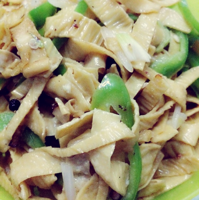 骄傲-6做的清炒豆腐皮 赞 豆腐皮,青尖椒,胡萝卜,姜丝,红辣椒,酱油,盐