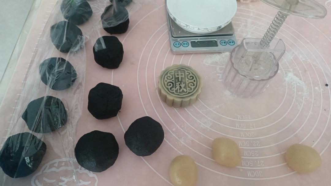 黑芝麻蛋黄月饼