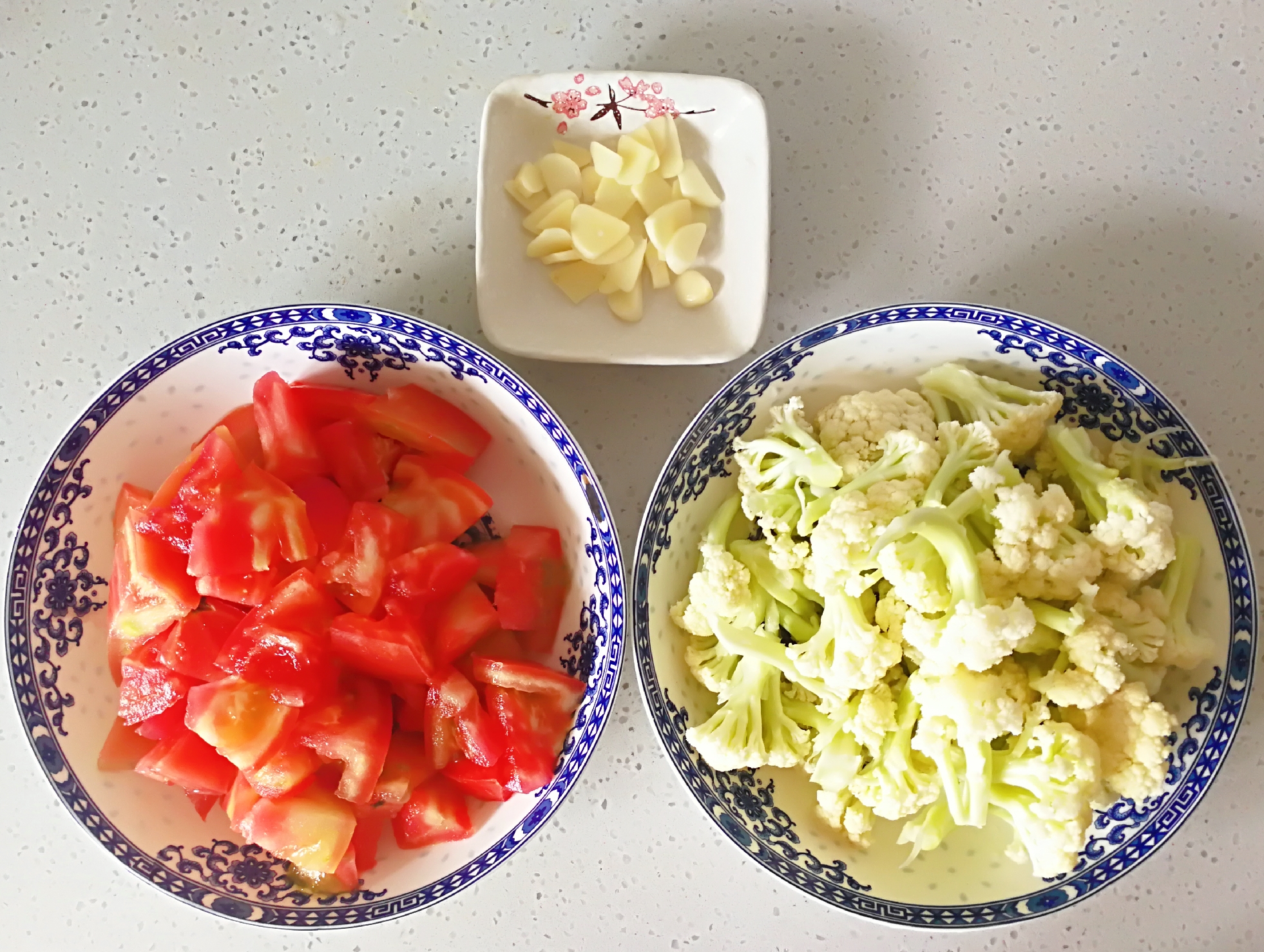 西红柿炒菜花（夏季开胃菜）的做法 步骤2
