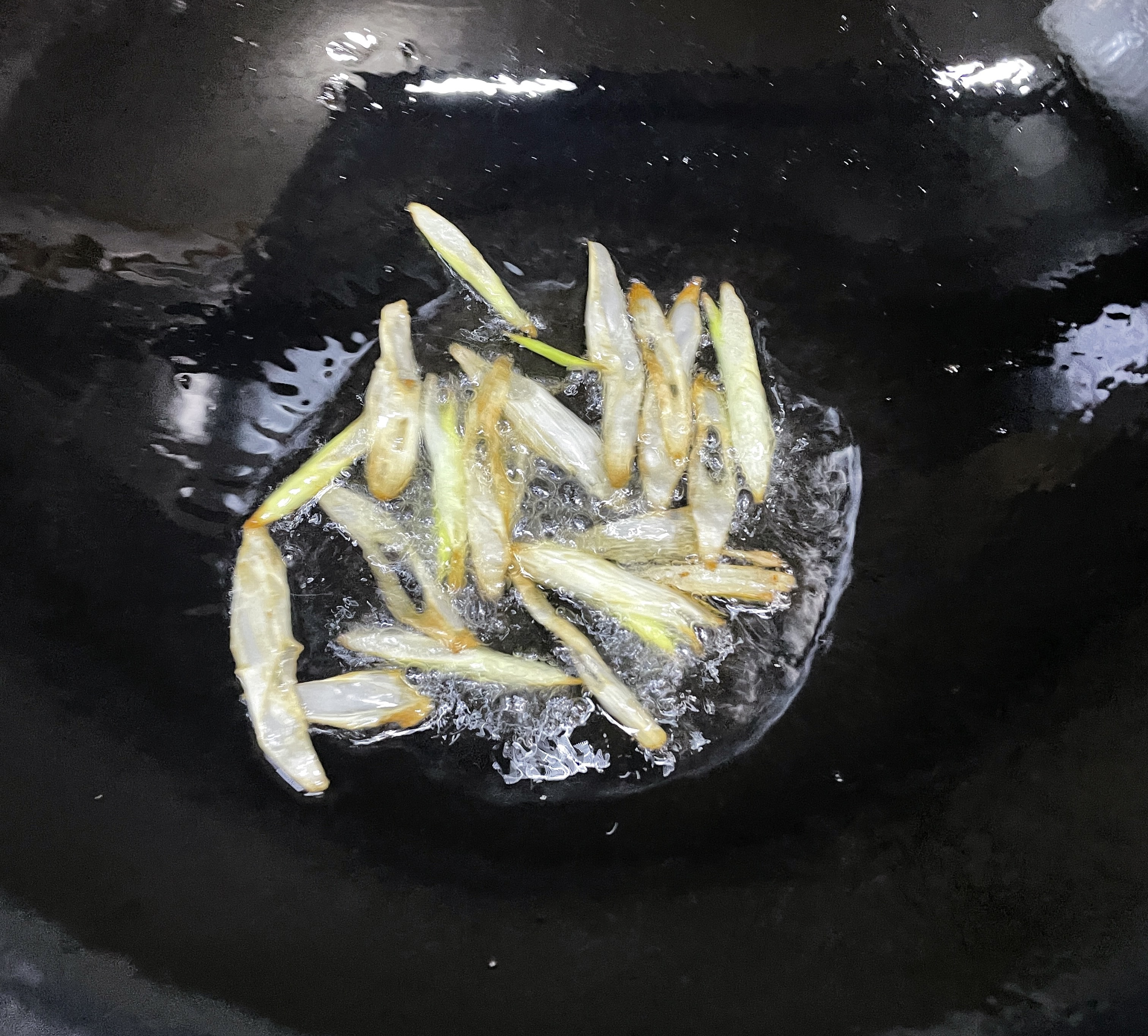 葱油蚕豆炒韭菜的做法 步骤3