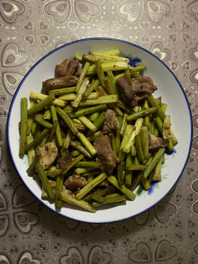 简易版超下饭 蒜苗炒肉（蒜叶炒肉）