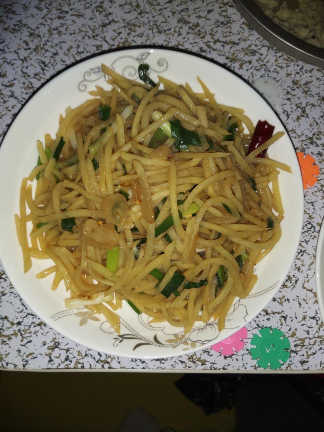 厨师长教你：“炝炒土豆丝”的家常做法，口感爽脆