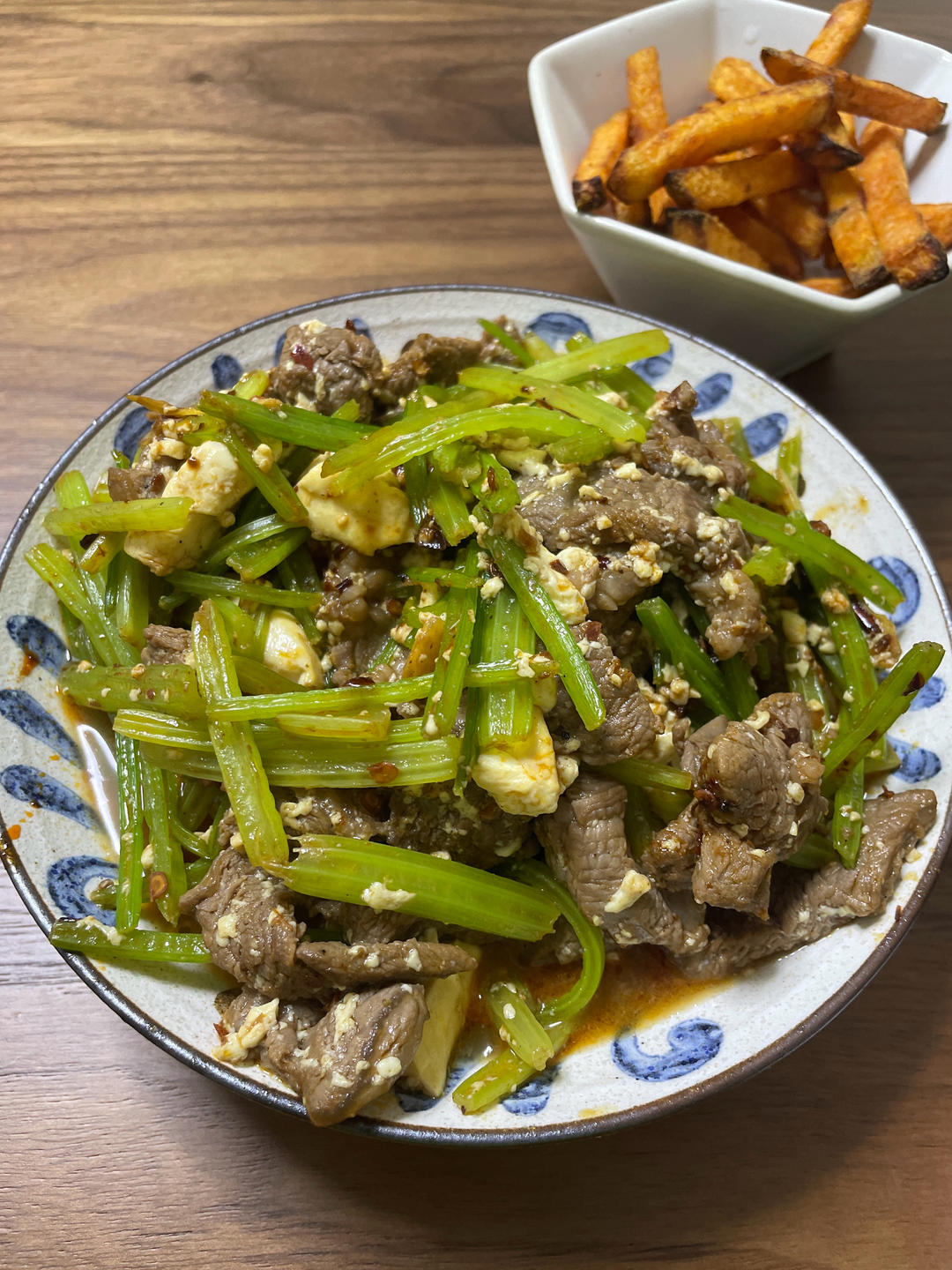 两个小窍门，教你炒出嫩滑不柴、没有腥味的芹菜炒牛肉