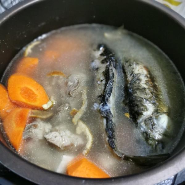 粉葛赤小豆煲鲮鱼汤