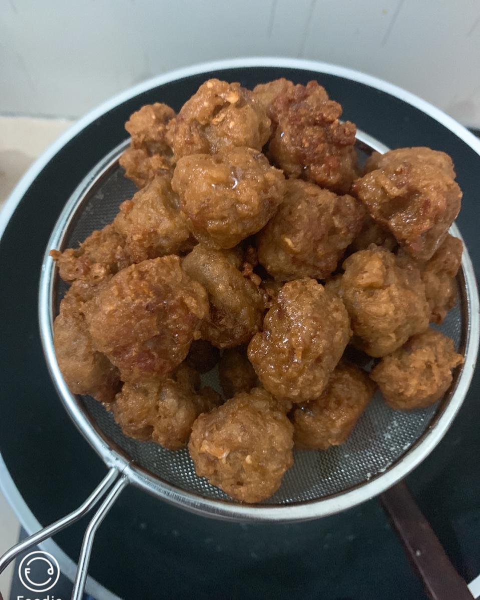 笼纱做的炸莲藕猪肉丸子年味
