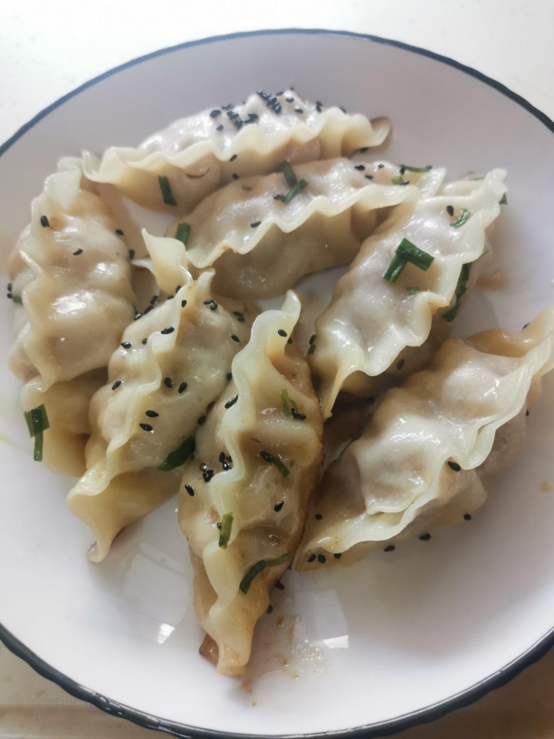 百变饺子皮～香煎槐花牛肉锅贴