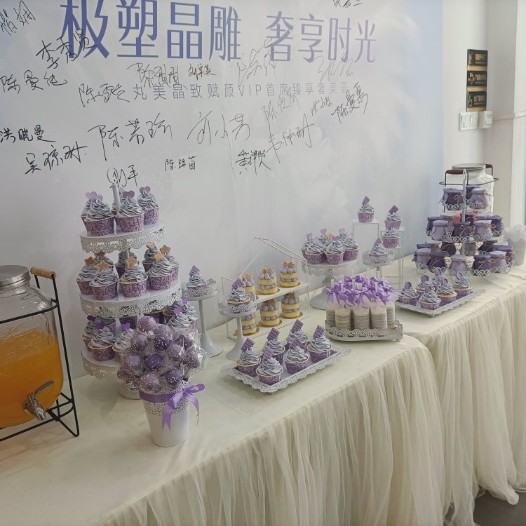 紫色系婚礼甜品台