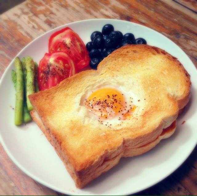 土司煎蛋 Egg-in-a-hole