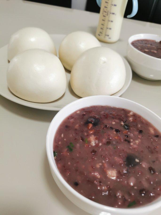 天乐妈做的堂妈小厨超好喝的皮蛋瘦肉粥