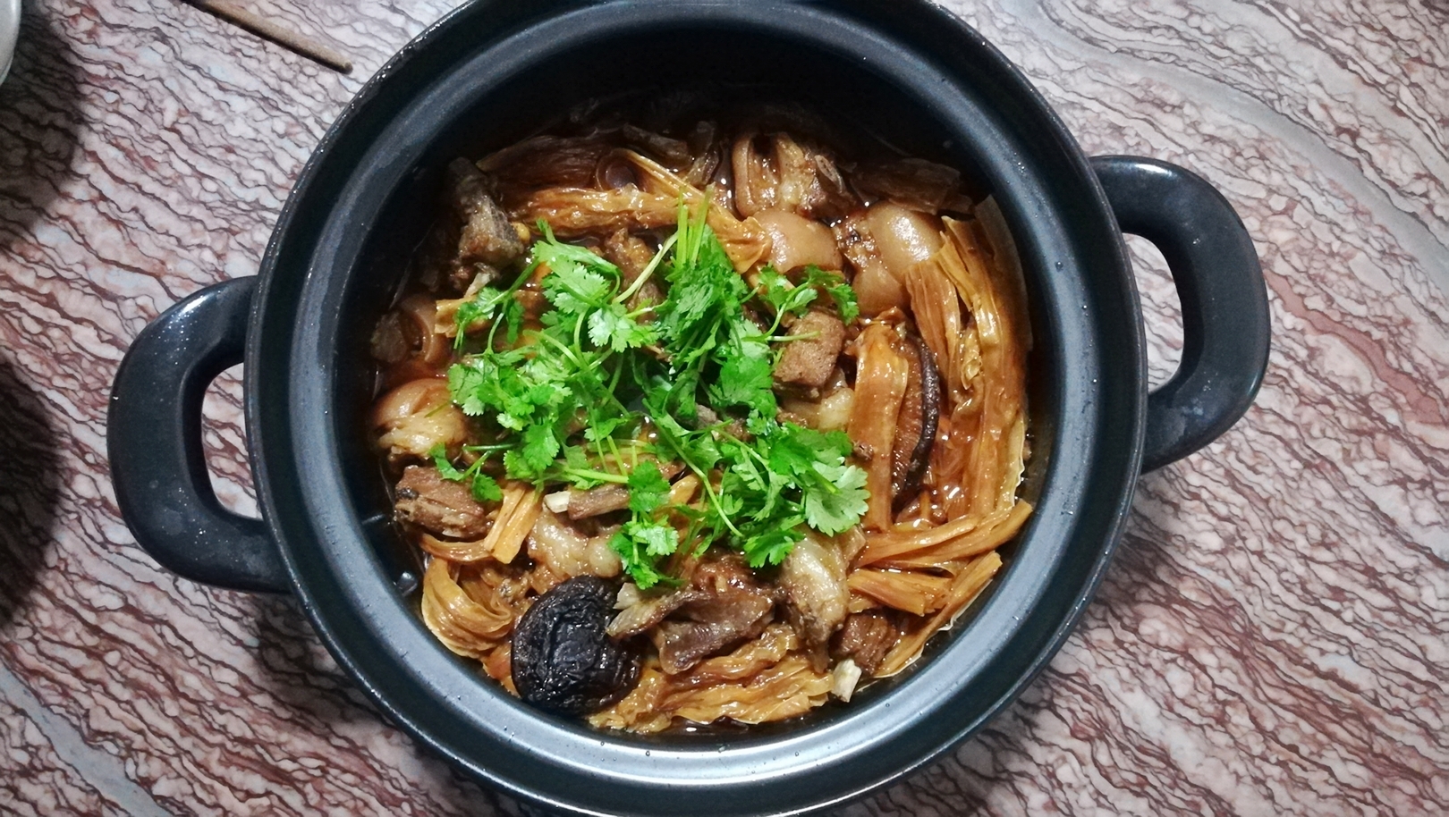 红焖腐竹香菇羊肉煲的做法