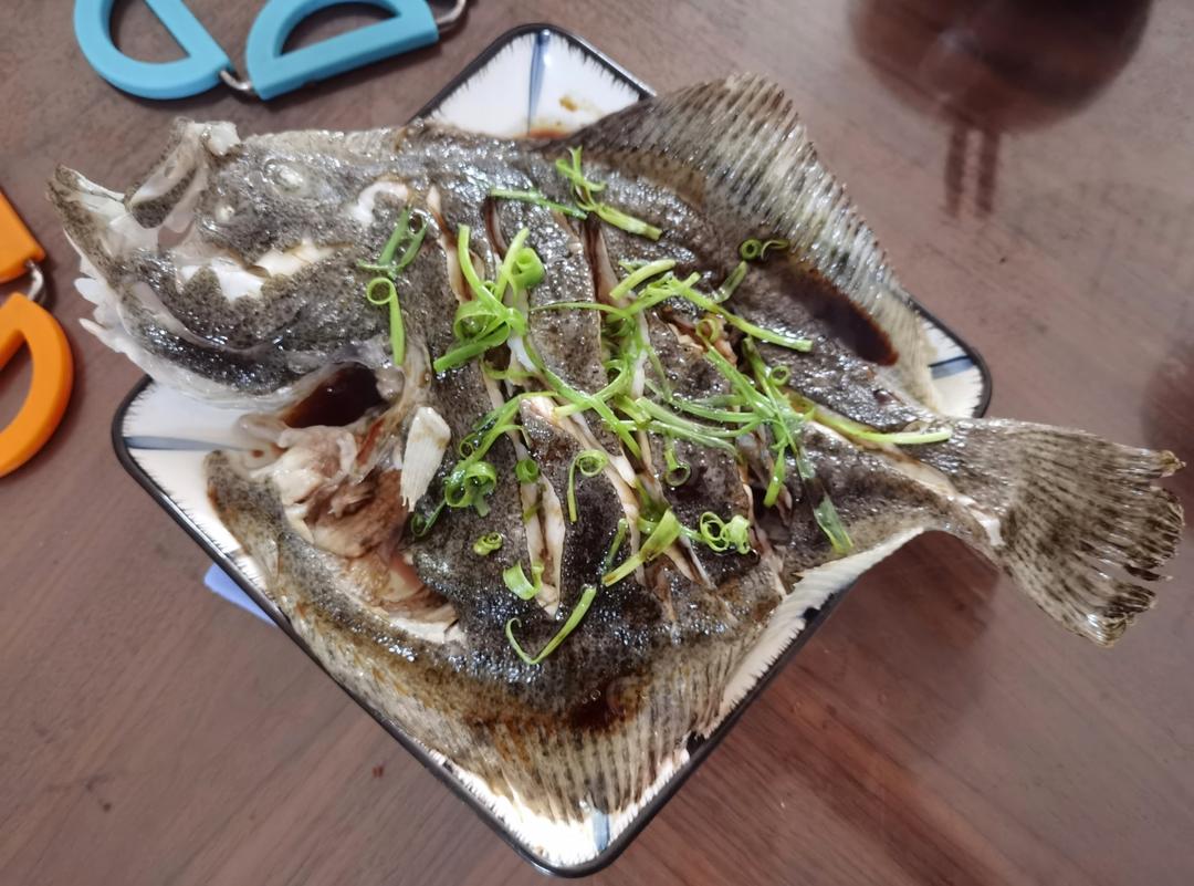 为什么广东人做清蒸多宝鱼那么好吃？教你正确做法，鲜嫩没有腥味