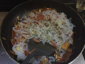早午晚餐都可以吃的番茄鸡蛋火腿洋葱胡萝卜炒通心粉的做法 步骤7