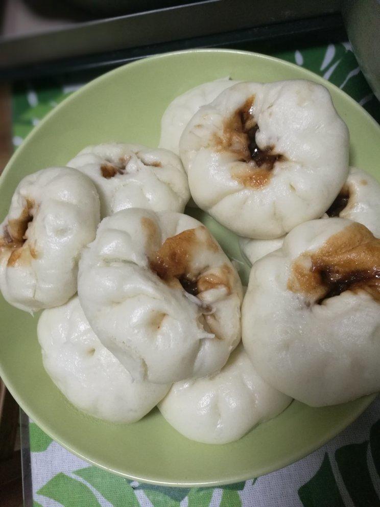 云朵般松软爆浆蜜汁叉烧包