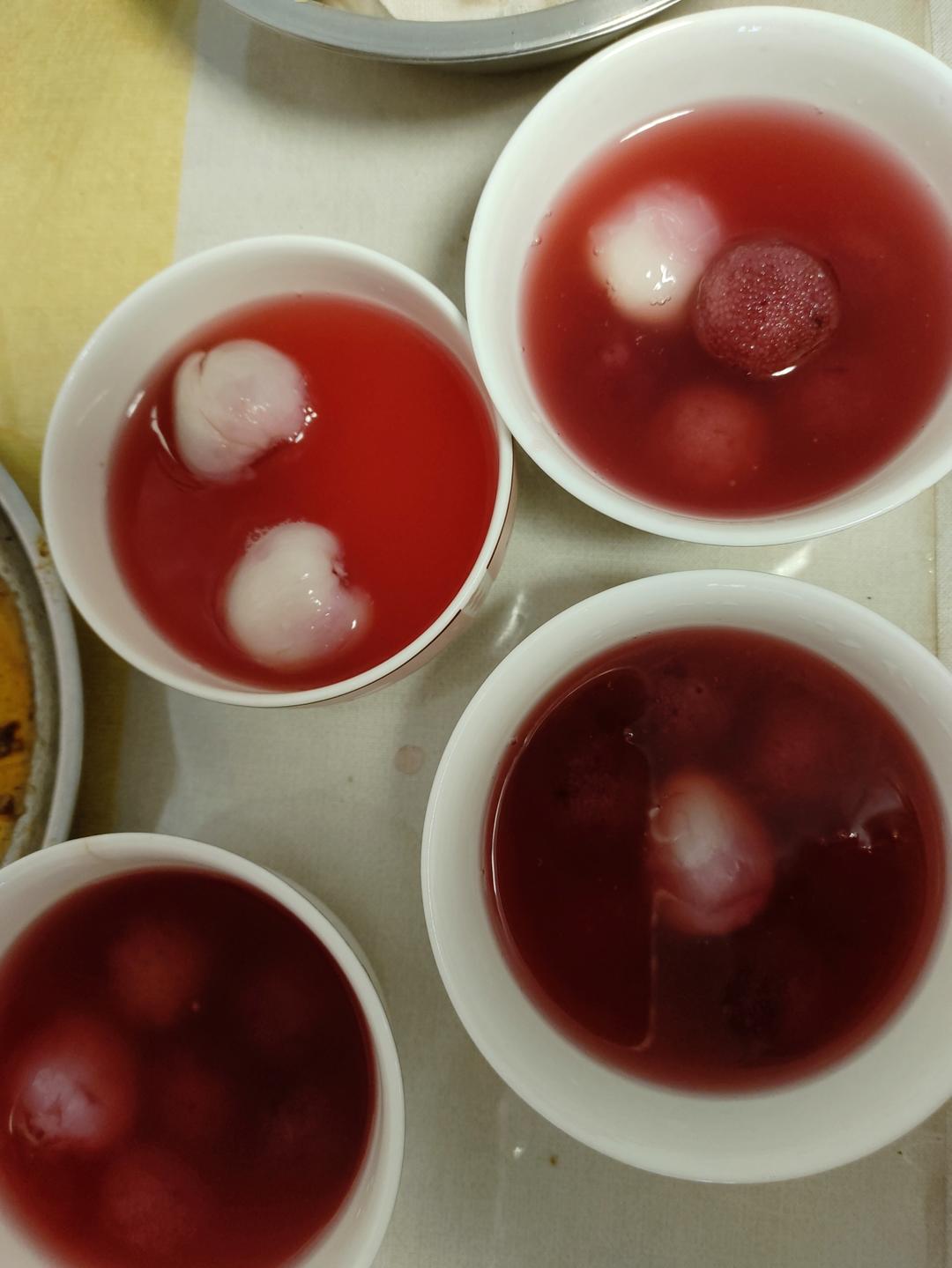 冰镇荔枝杨梅汤