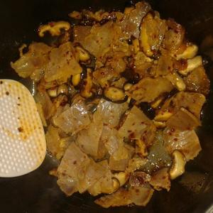 【电饭煲】香菇腊肉煲饭的做法 步骤3