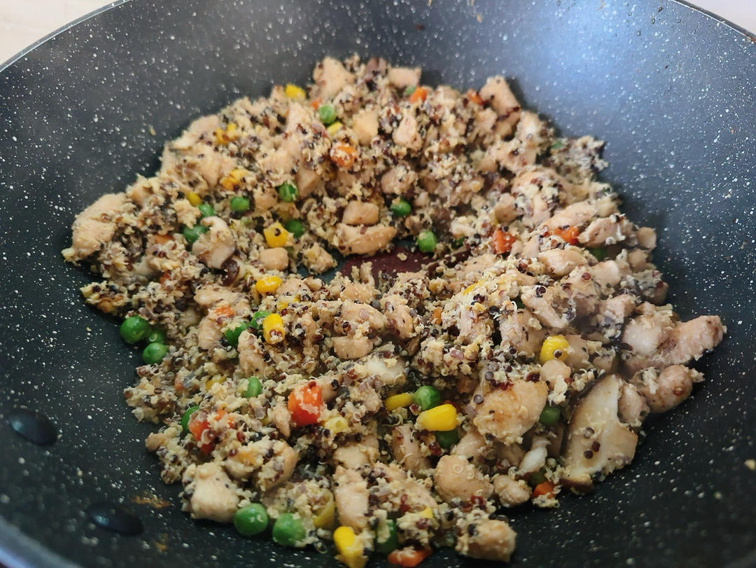 健身减重超级爱的藜麦杂蔬蛋炒饭