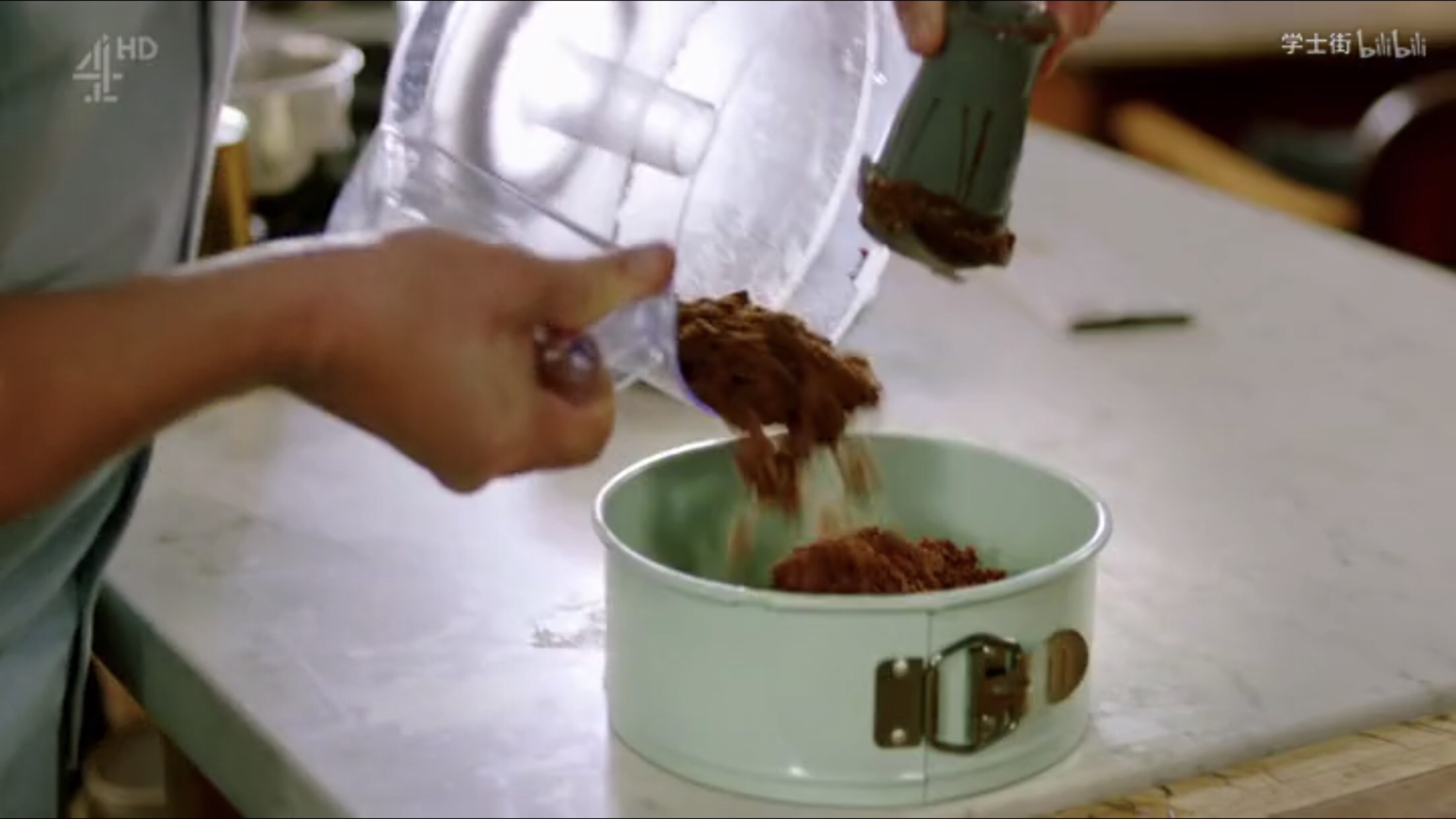 [Jamie Oliver]冷冻香蕉太妃奶酪蛋糕Frozen Banoffee Cheesecake的做法 步骤7