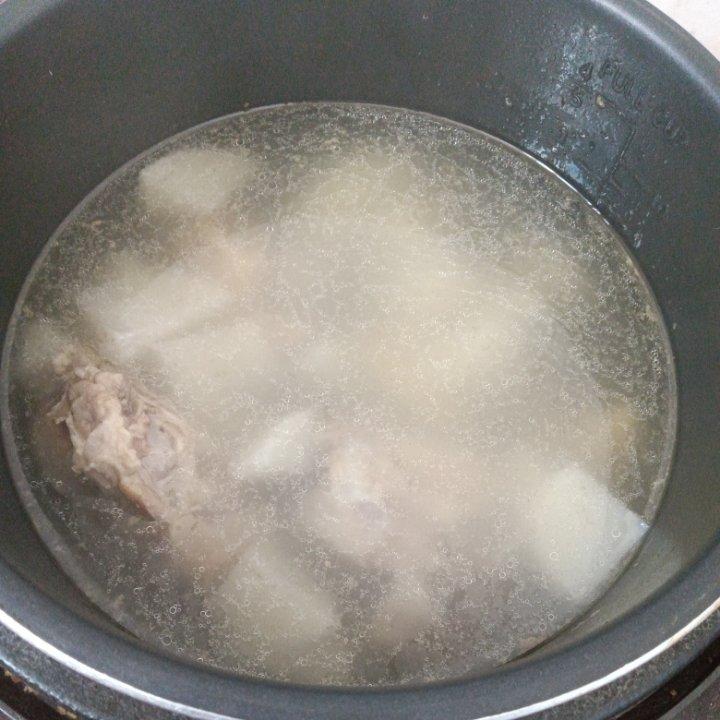 筒骨玉米萝卜汤