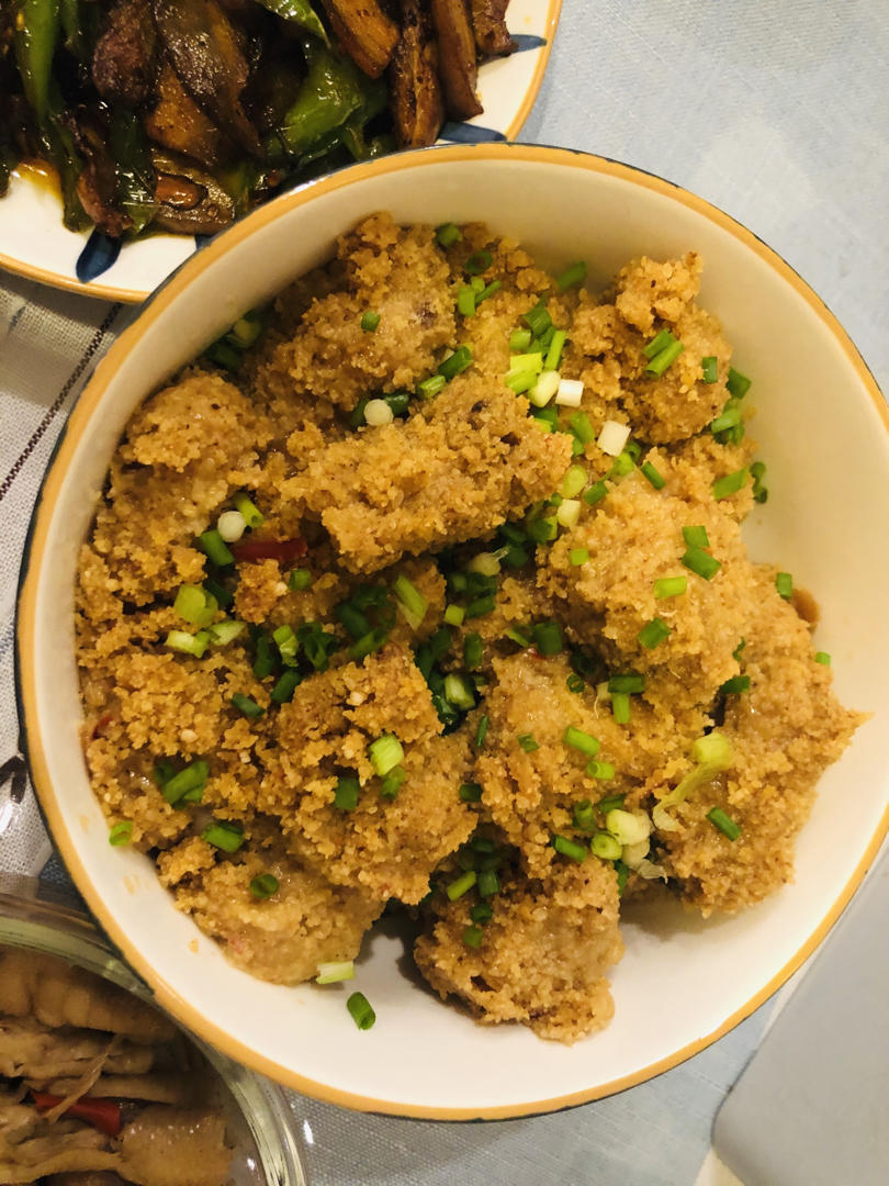 粉蒸排骨，五香口味，米粉不干是有方法的，保证香糯软嫩