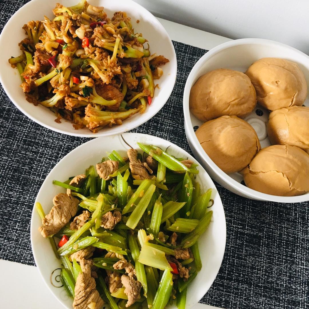 饭店必点的干锅花菜，是这么做出来的。