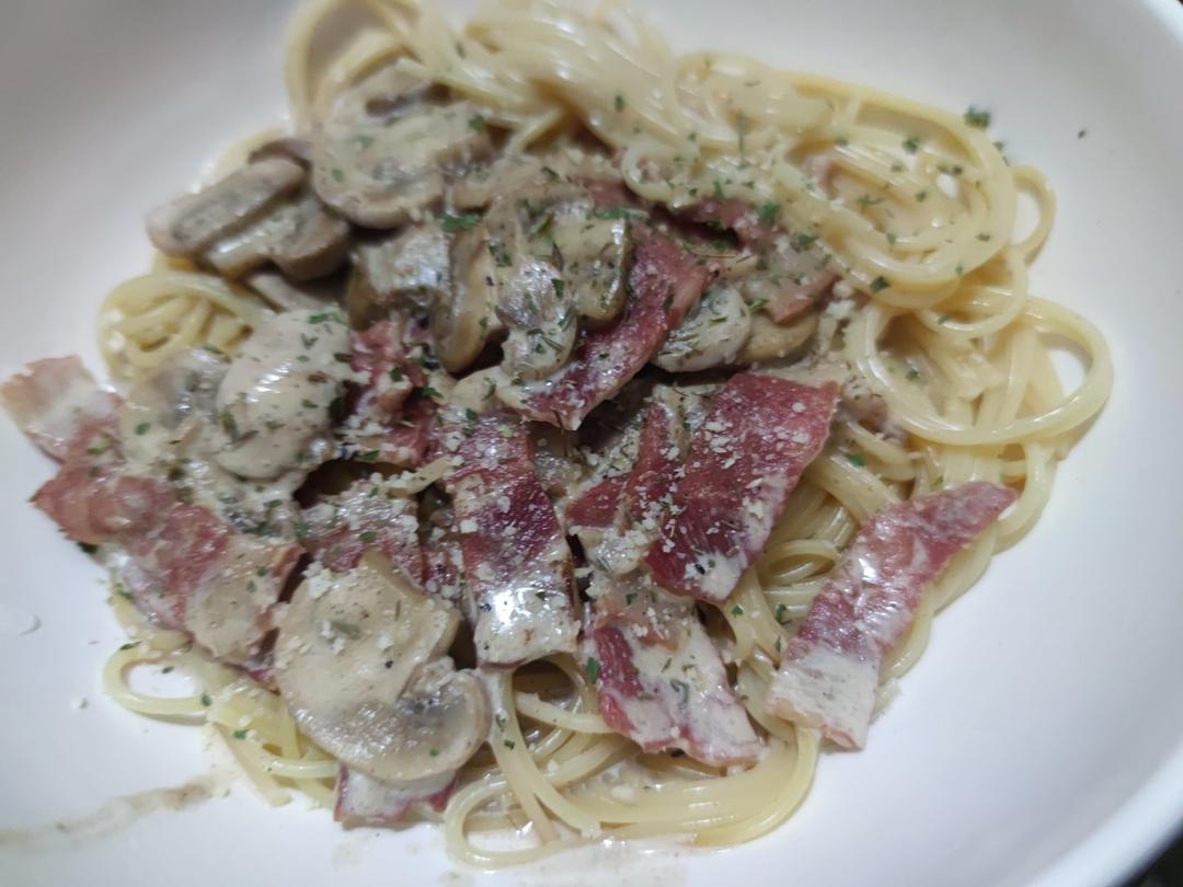 简单快手的奶油蘑菇培根意面
