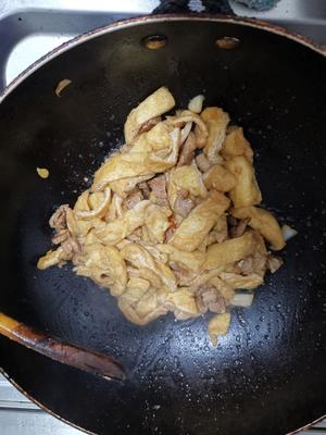 家常油豆腐炒肉的做法 步骤2