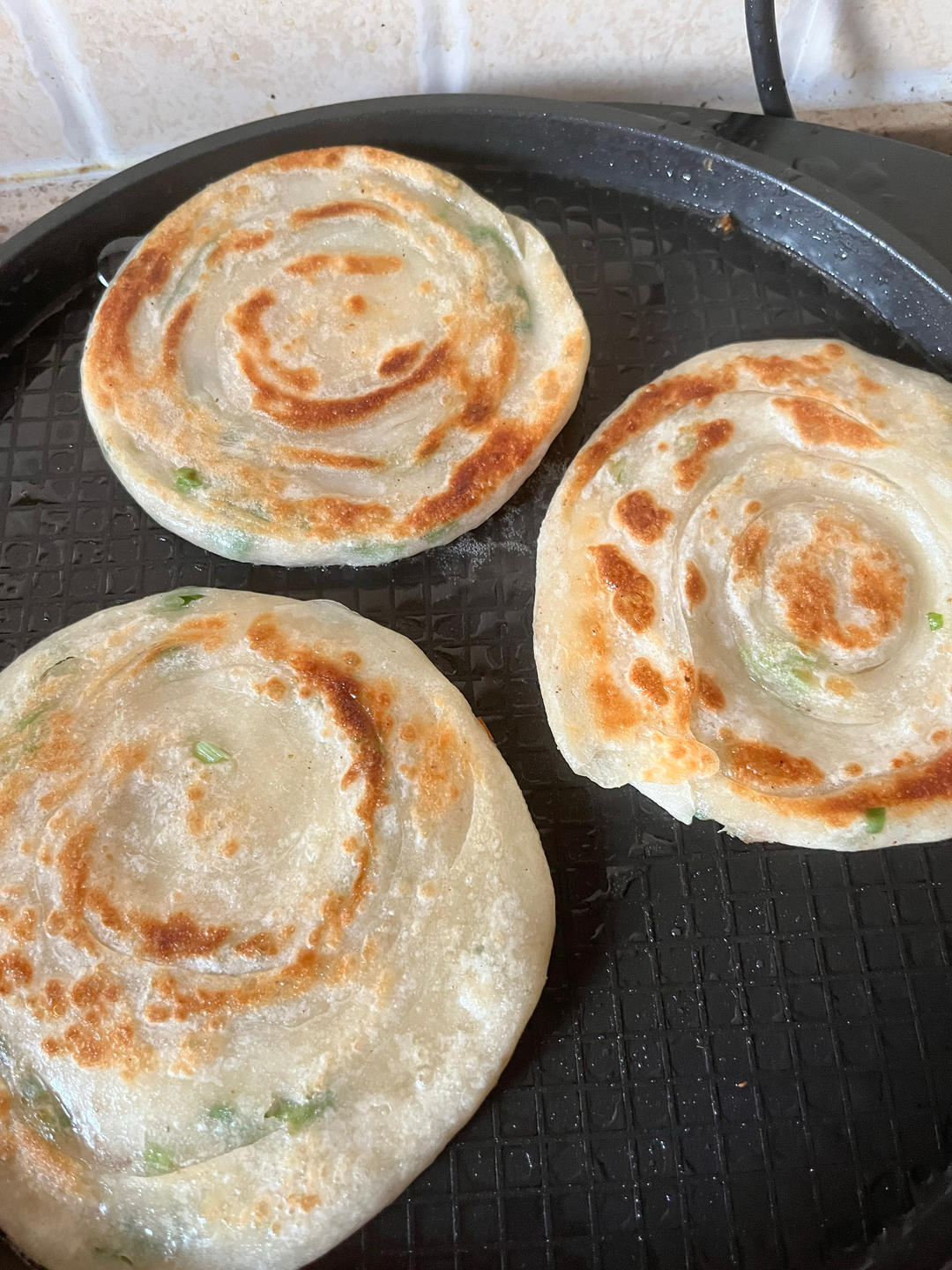 家常葱油饼 柔软多层 凉了也不硬 附细节视频详解