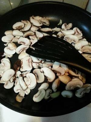 双菇烩豆腐的做法 步骤4