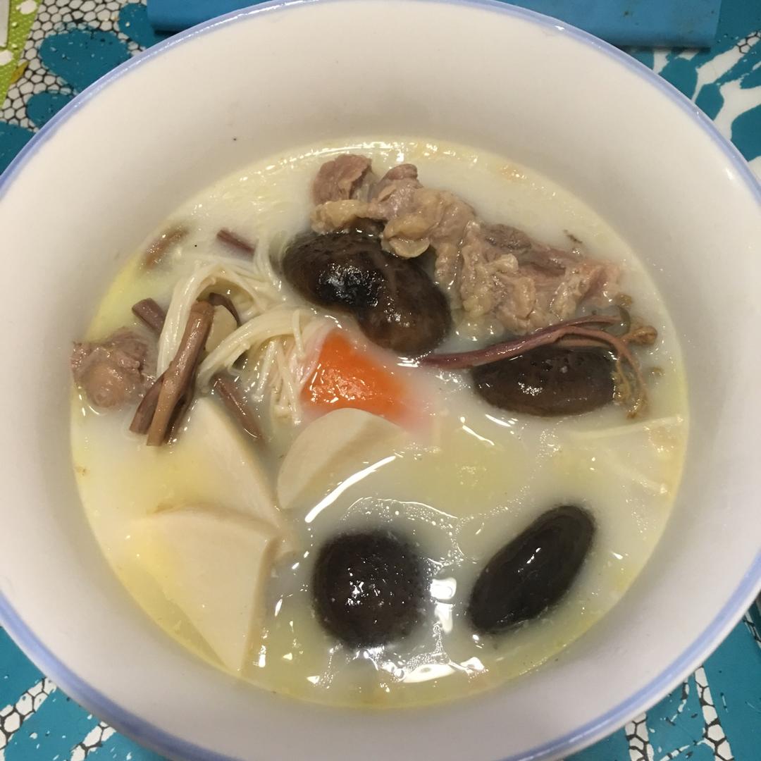 杂菇煲牛尾骨汤